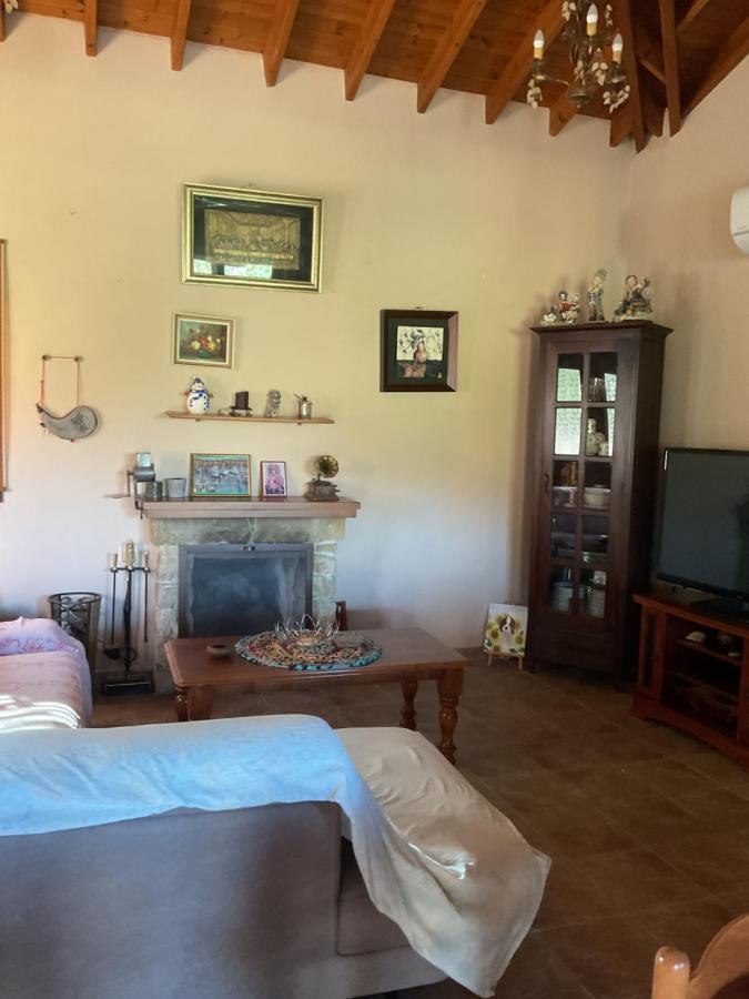 Beautiful 3 Bedr House In Arakapas With Fireplace Exterior photo