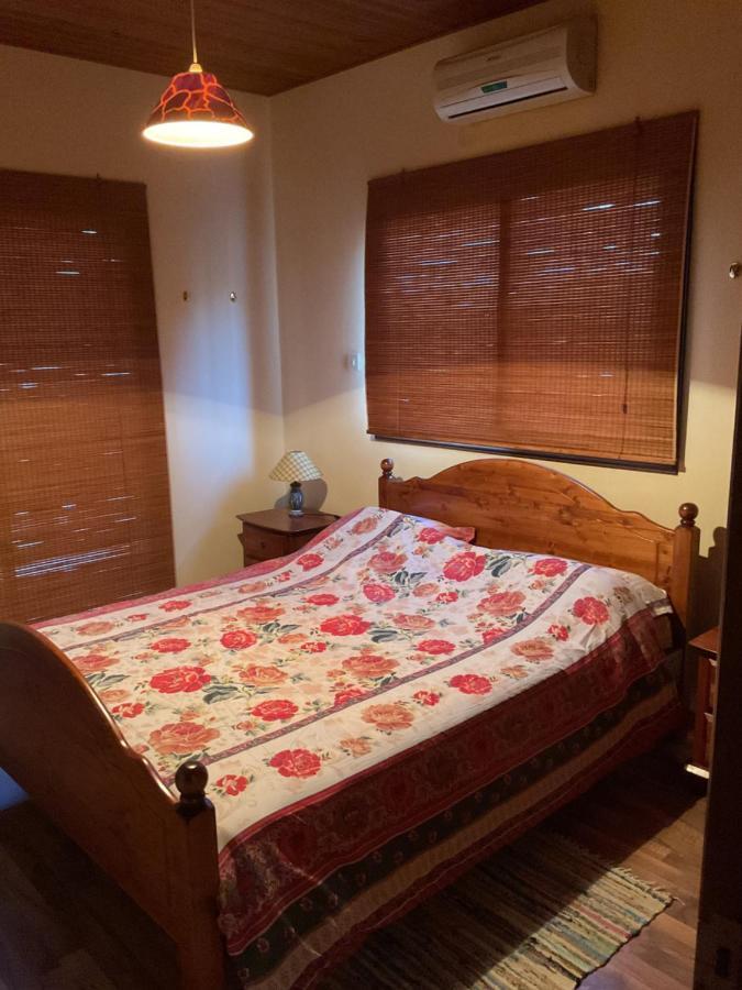 Beautiful 3 Bedr House In Arakapas With Fireplace Exterior photo