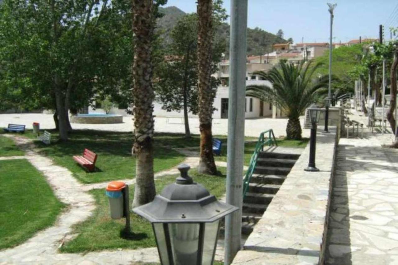 Beautiful 3 Bedr House In Arakapas With Fireplace Exterior photo