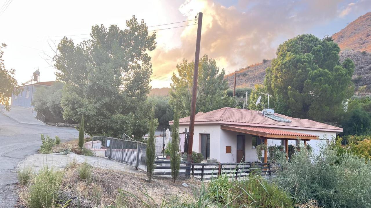 Beautiful 3 Bedr House In Arakapas With Fireplace Exterior photo
