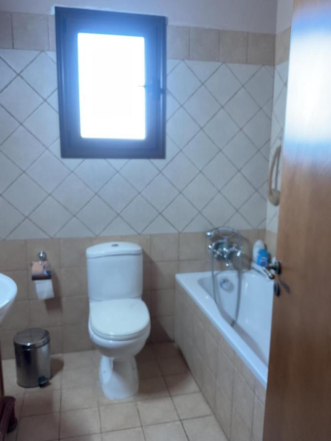 Beautiful 3 Bedr House In Arakapas With Fireplace Exterior photo